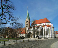 Schwaben: Augsburger Dom. Der Augsburger Dom Mariä Heimsuchung ist die Kathedrale des Bistums Augsburg. Mit dem romanischen Bau wurde im Jahre 995 begonnen. Davor gab es bereits eine Bischofskirche.