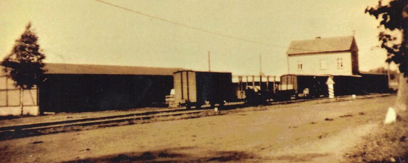 Datei:Aulowönen (Ostp.) - Ksp. Aulenbach - 1936 - Kleinbahnhof mit An- und Verkaufsgenossenschaft.jpg