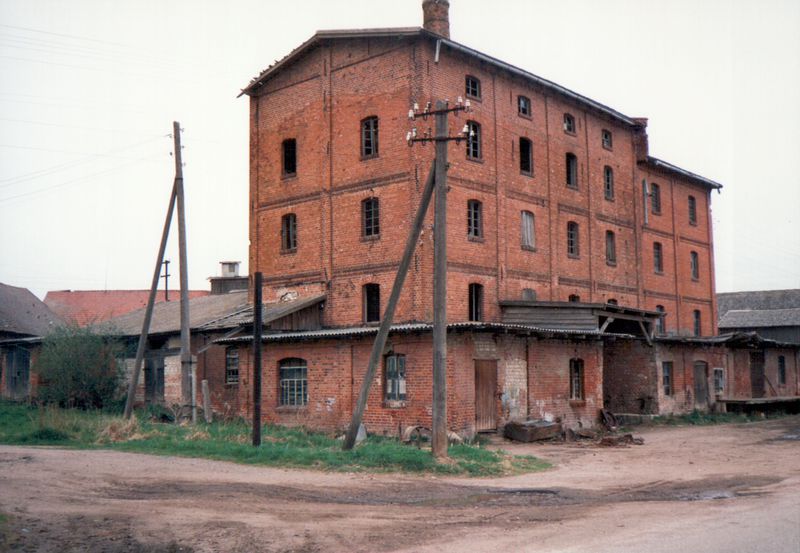 Datei:Kalinowka - Ksp. Aulenbach - 1990 - Ortseingang und ehemalige Mühle.jpg