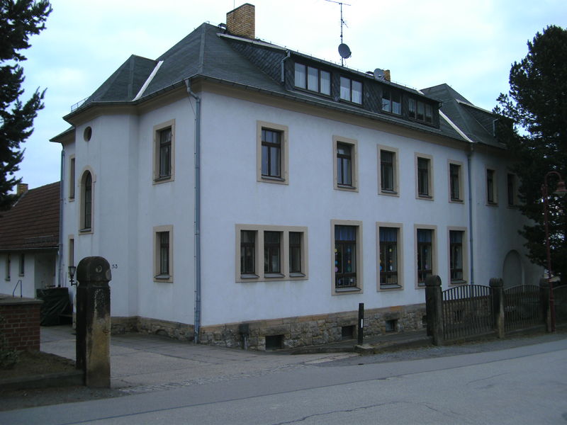 Datei:Gemeindeschule Papstdorf 2015.JPG