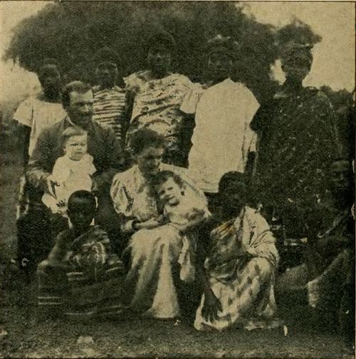 Familie Gsell mit ihren schwarzen Hauskindern.