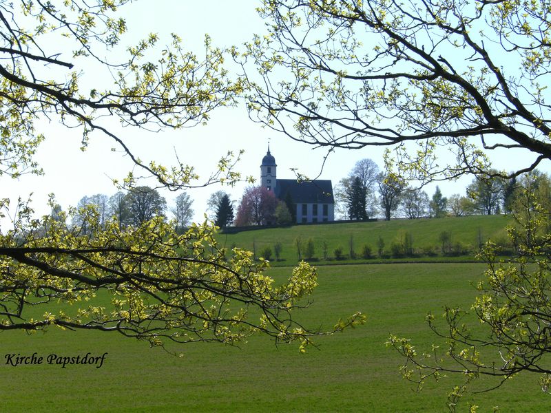 Datei:Kirche Papstdorf 2011.JPG