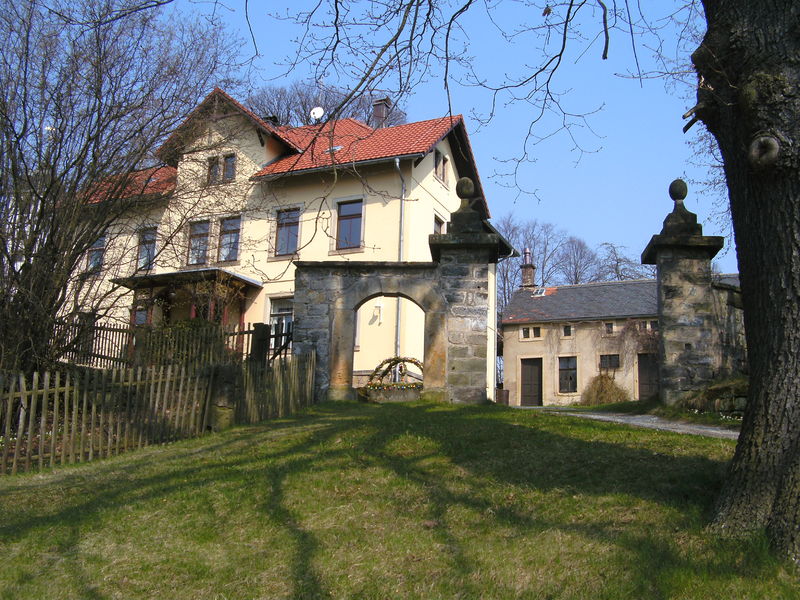 Datei:Pfarrhaus Papstdorf mit altem Tor.JPG