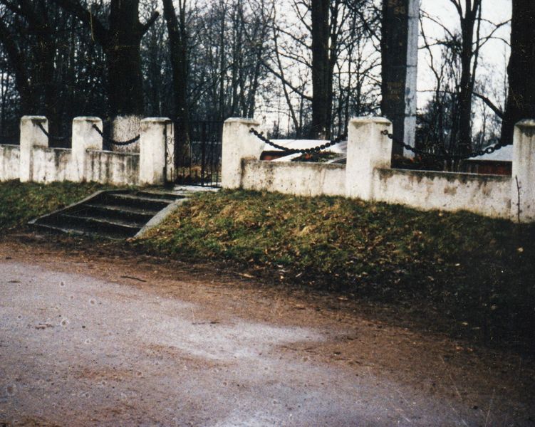 Datei:Kalinowka - Ksp. Aulenbach - 1992 - Garten Teufel heute - russischer Friedhof.jpg