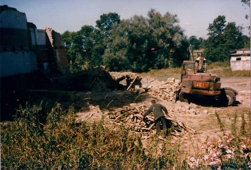 Datei:Kalinovka - Ksp. Aulenbach (Ostp.) - 1994 - Abriss Schulgebäude.jpg