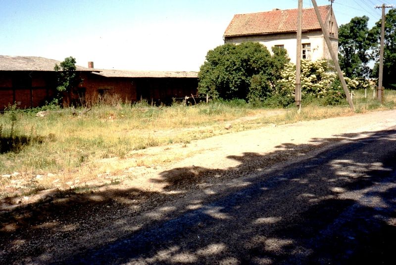 Datei:Kalinovka - Ksp. Aulenbach - 1991 - Kleinbahnhof mit An- und Verkaufsgenossenschaft.jpg