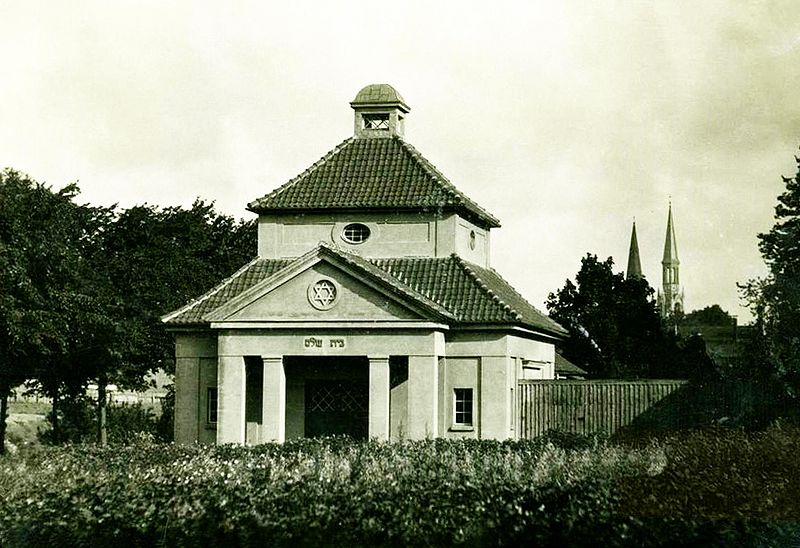 Datei:Jüdischer Friedhof Memel Kapelle2.jpg