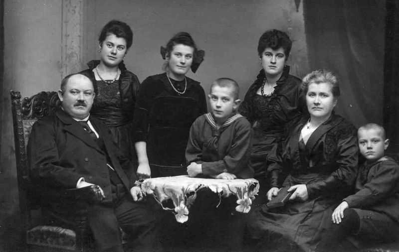Datei:Familie Jankowsky von links Friedrich Elsa Mira Alfred Grethe Bertha Walter - Jenny Louise fehlt weil schon verheiratet.jpg