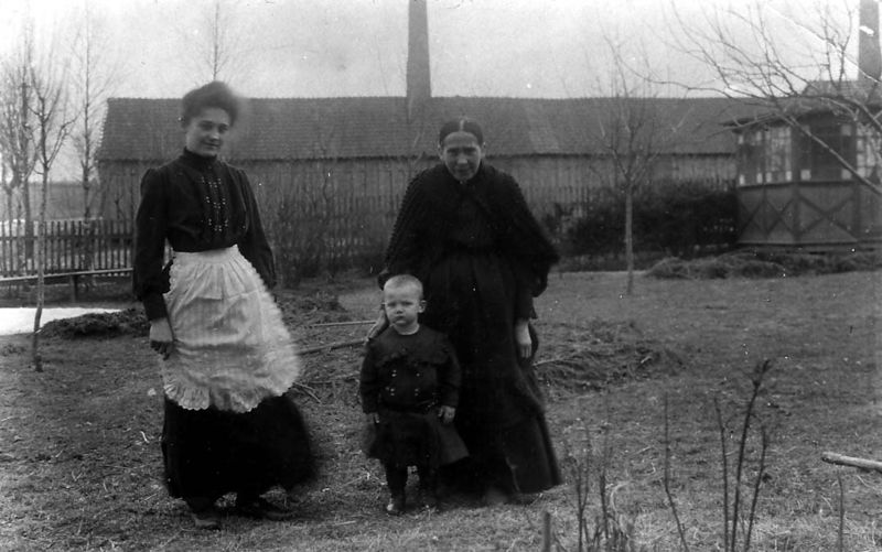 Datei:Uszupöhnen - Ziegelei Teufel (1908) Helene Wilhelm und Emma Teufel mit Sohn Benno Teufel.jpg