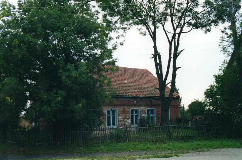 Datei:Kalinowka - Ksp. Aulenbach - 1990 Privatschule vom der Straße.jpg